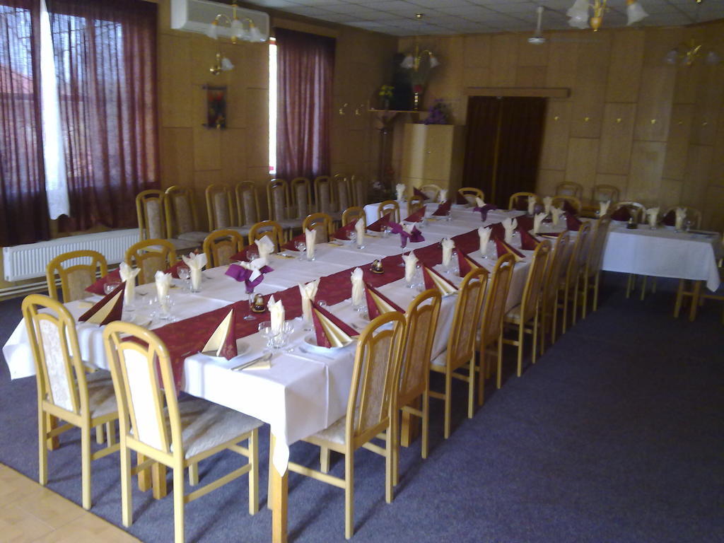 Studanka Hotell Orlová Exteriör bild